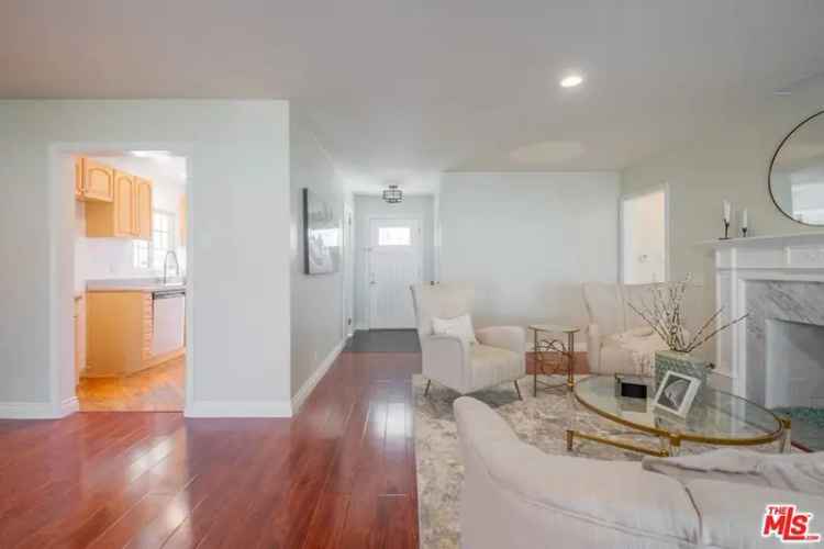 Single-family house For Sale in 17433, Burton Street, Los Angeles, California